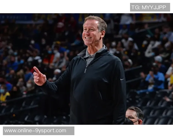 勇士助教斯托茨与昔日爱徒利拉德赛前亲切交流回忆共事岁月 勇士助教斯托茨与昔日爱徒利拉德赛前亲切交流回忆共事岁月