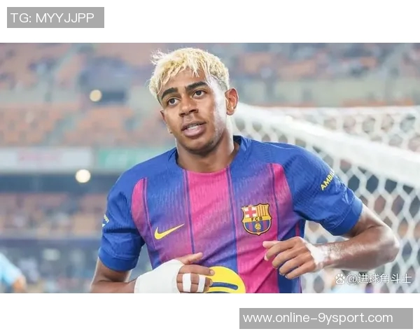 亚马尔与女友甜蜜热吻瞬间曝光眼中只映出彼此的爱意与幸福