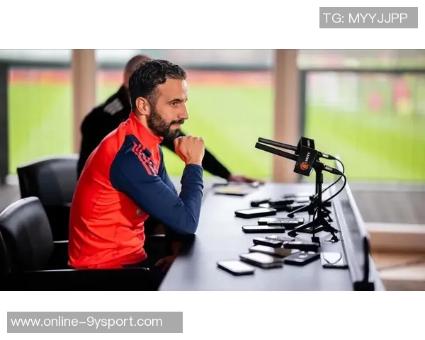 B费与阿莫林助教咖啡会面引发关注后者曾负责曼联定位球战术